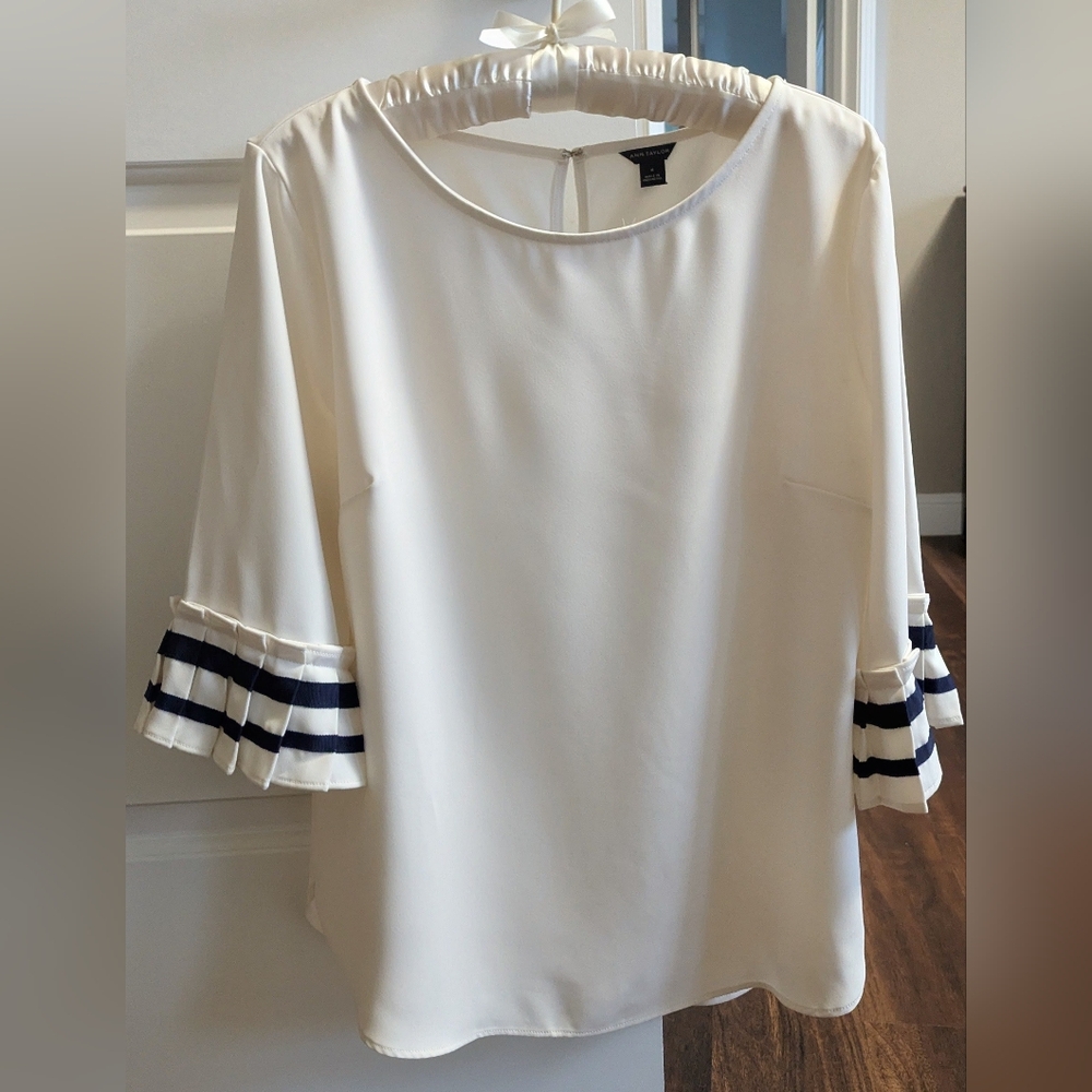Ann Taylor White Blouse, Med, 3/4 Sleeves Blue Accents, New Condition💖